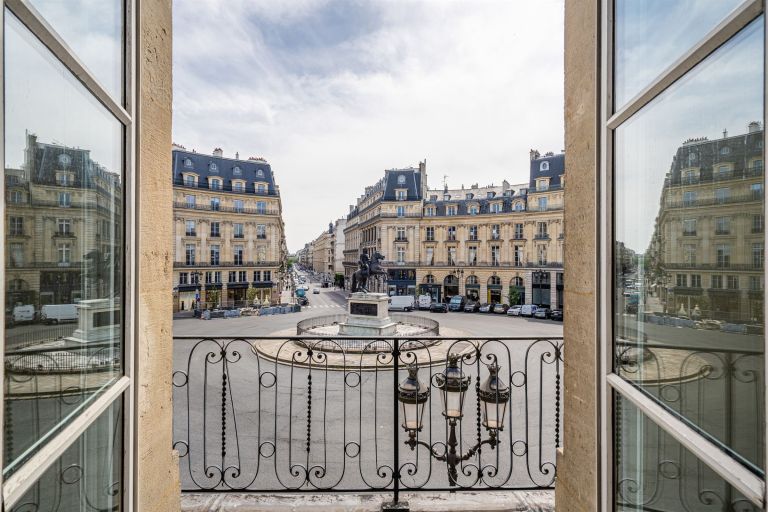 apartment 5 Rooms for sale on PARIS (75002)