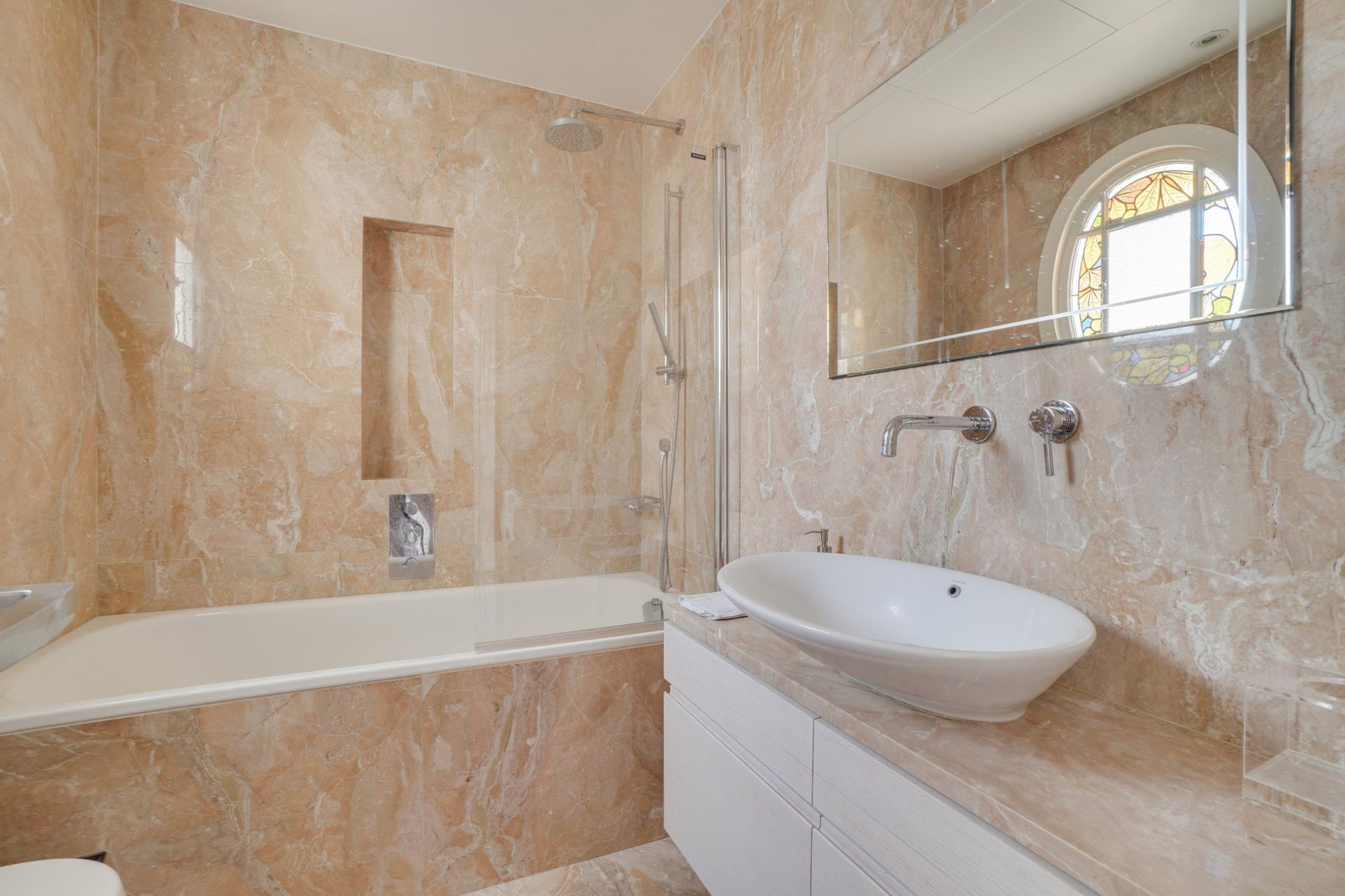 house 8 Rooms for rent on Paris (75016)