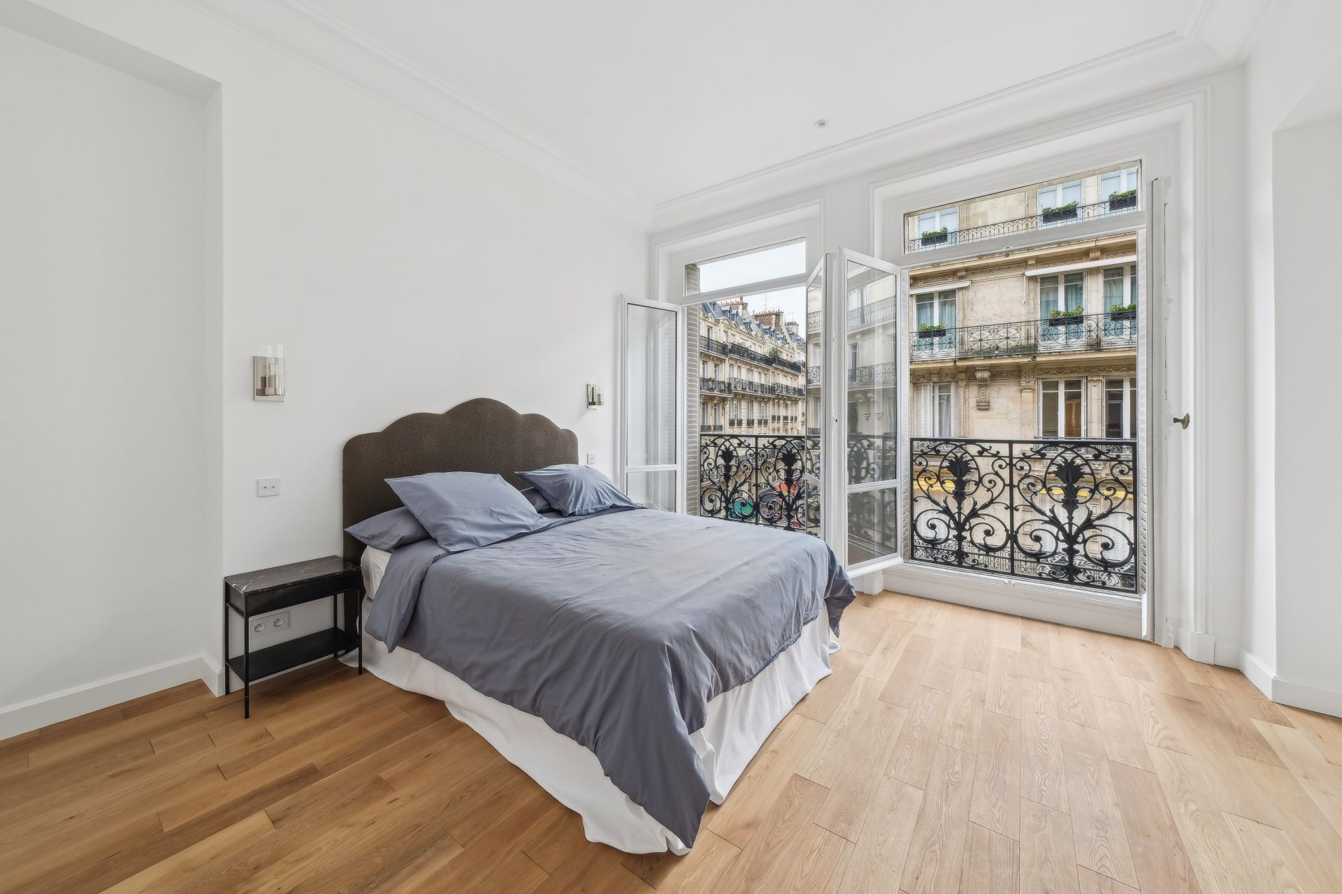 apartment 5 Rooms for sale on PARIS (75008)