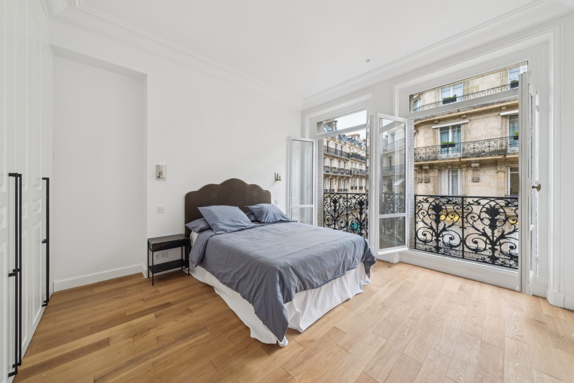 apartment 5 Rooms for sale on PARIS (75008)