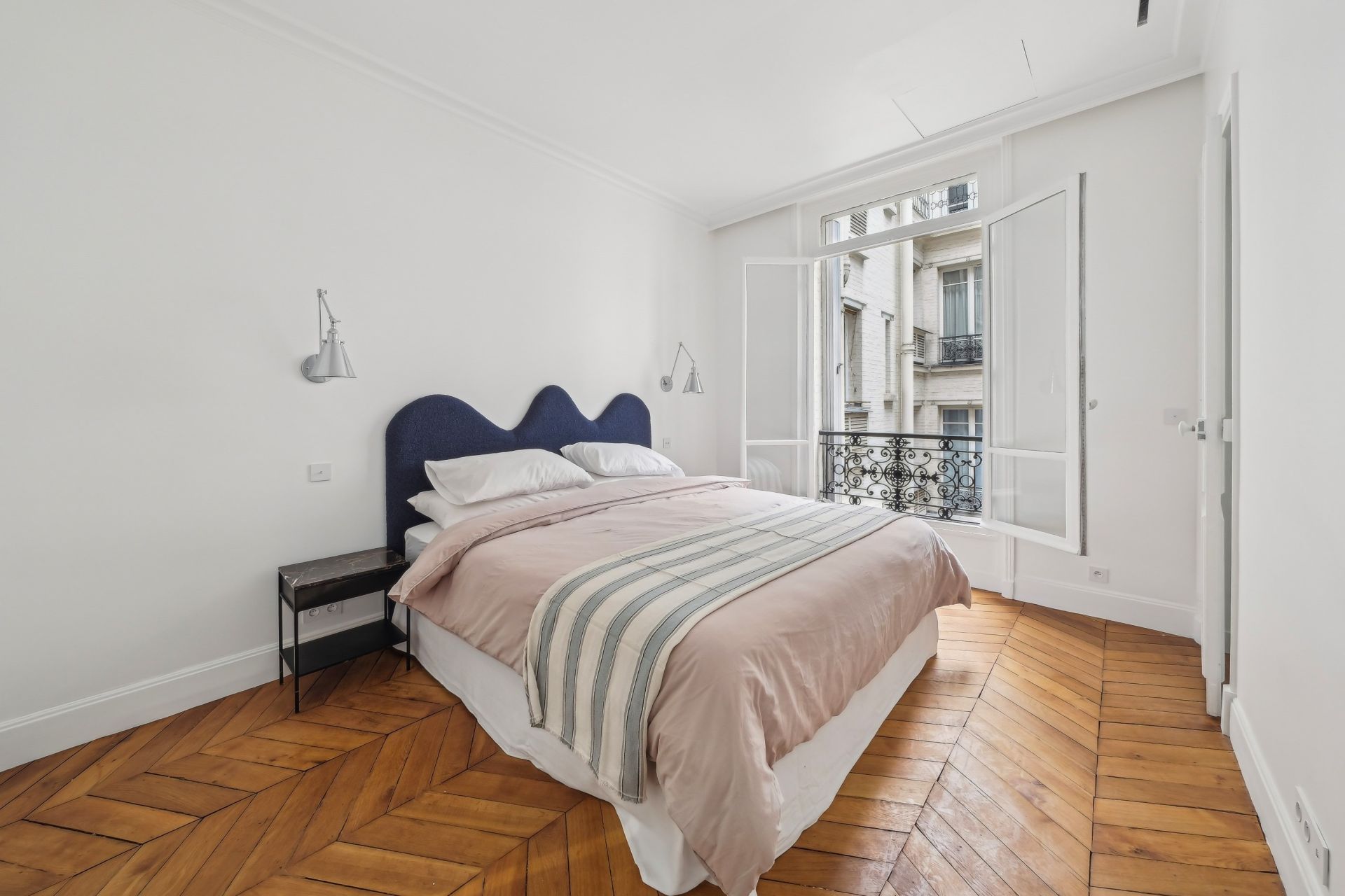 apartment 5 Rooms for sale on PARIS (75008)