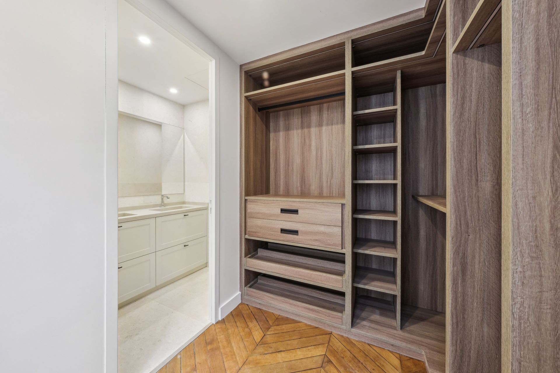 apartment 5 Rooms for sale on PARIS (75008)