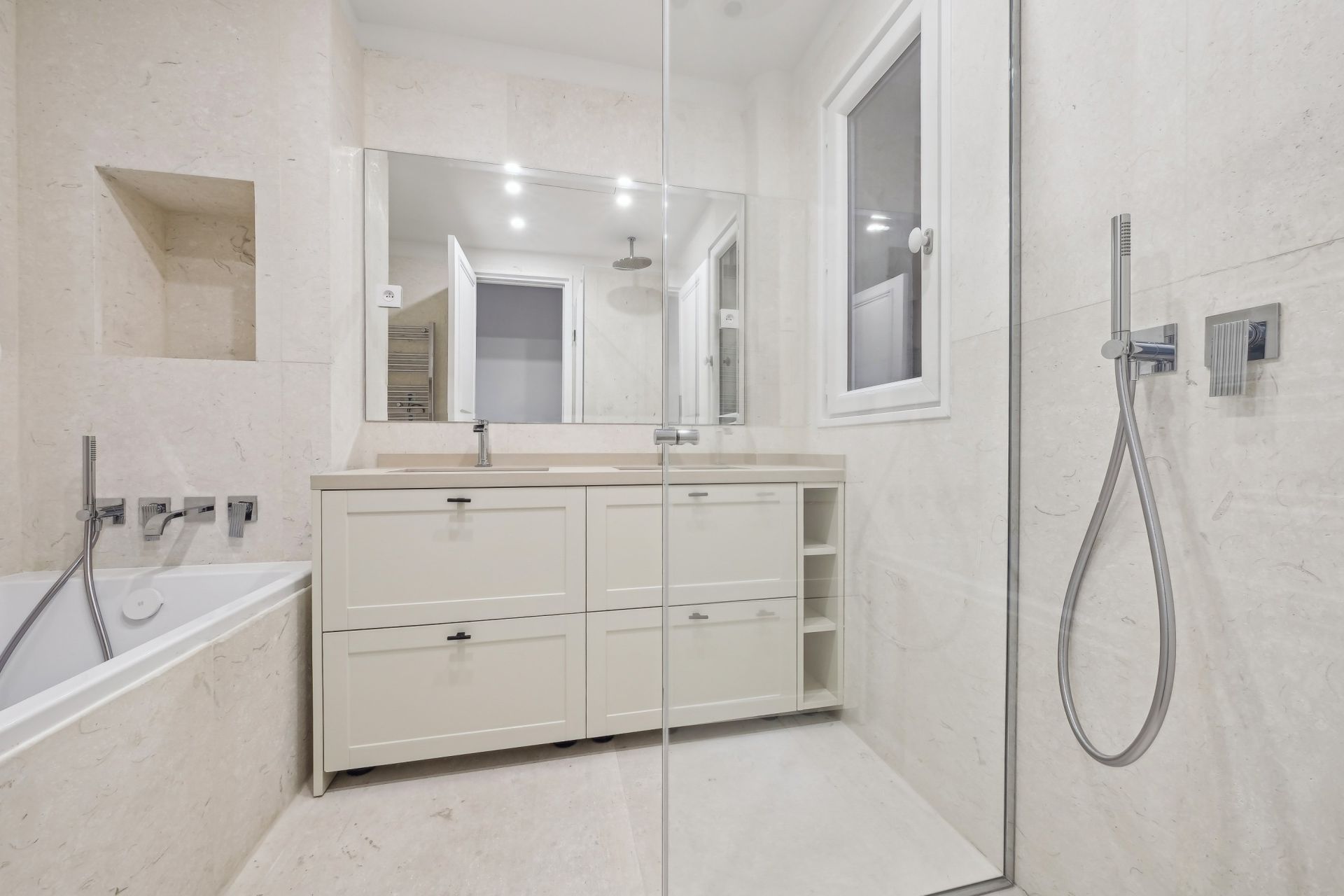 apartment 5 Rooms for sale on PARIS (75008)