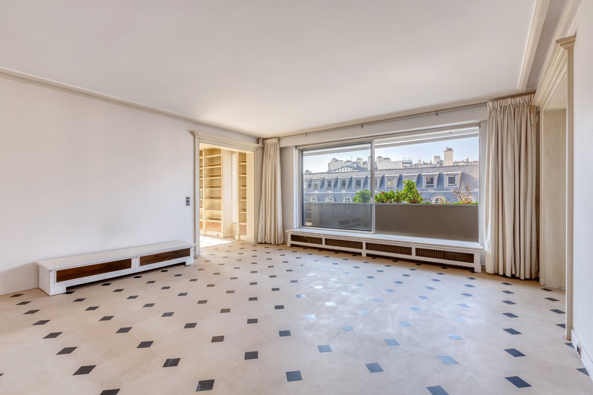 apartment 5 Rooms for sale on PARIS (75007)
