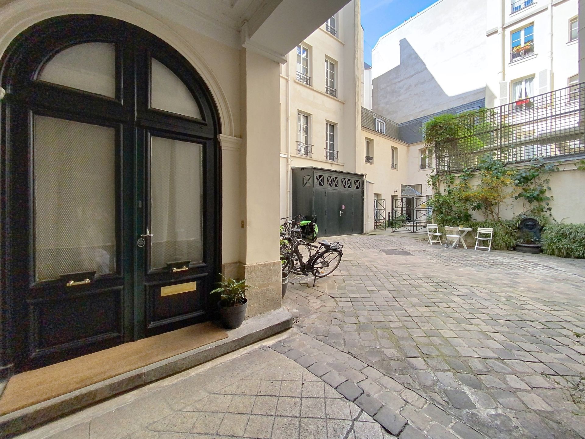 apartment 6 Rooms for sale on PARIS (75008)