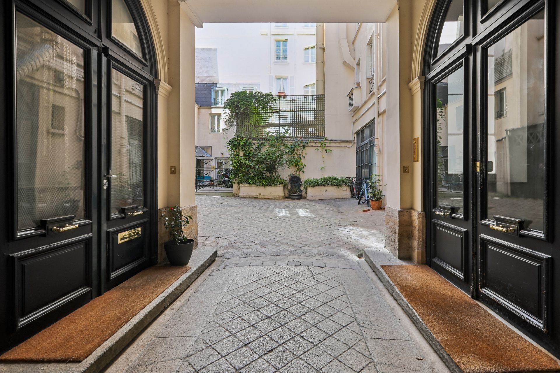 apartment 6 Rooms for sale on PARIS (75008)