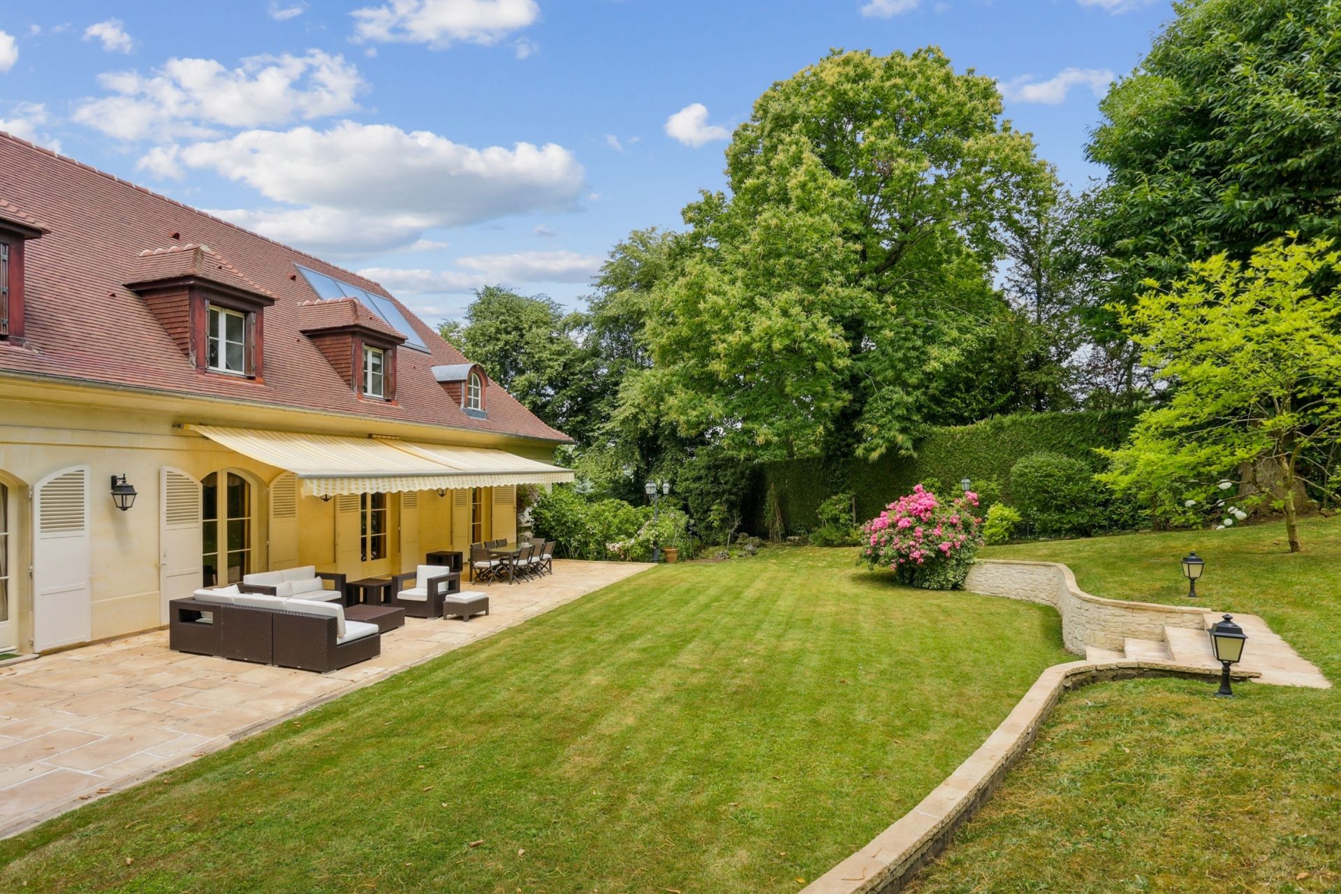 property 14 Rooms for sale on VILLE D AVRAY (92410)