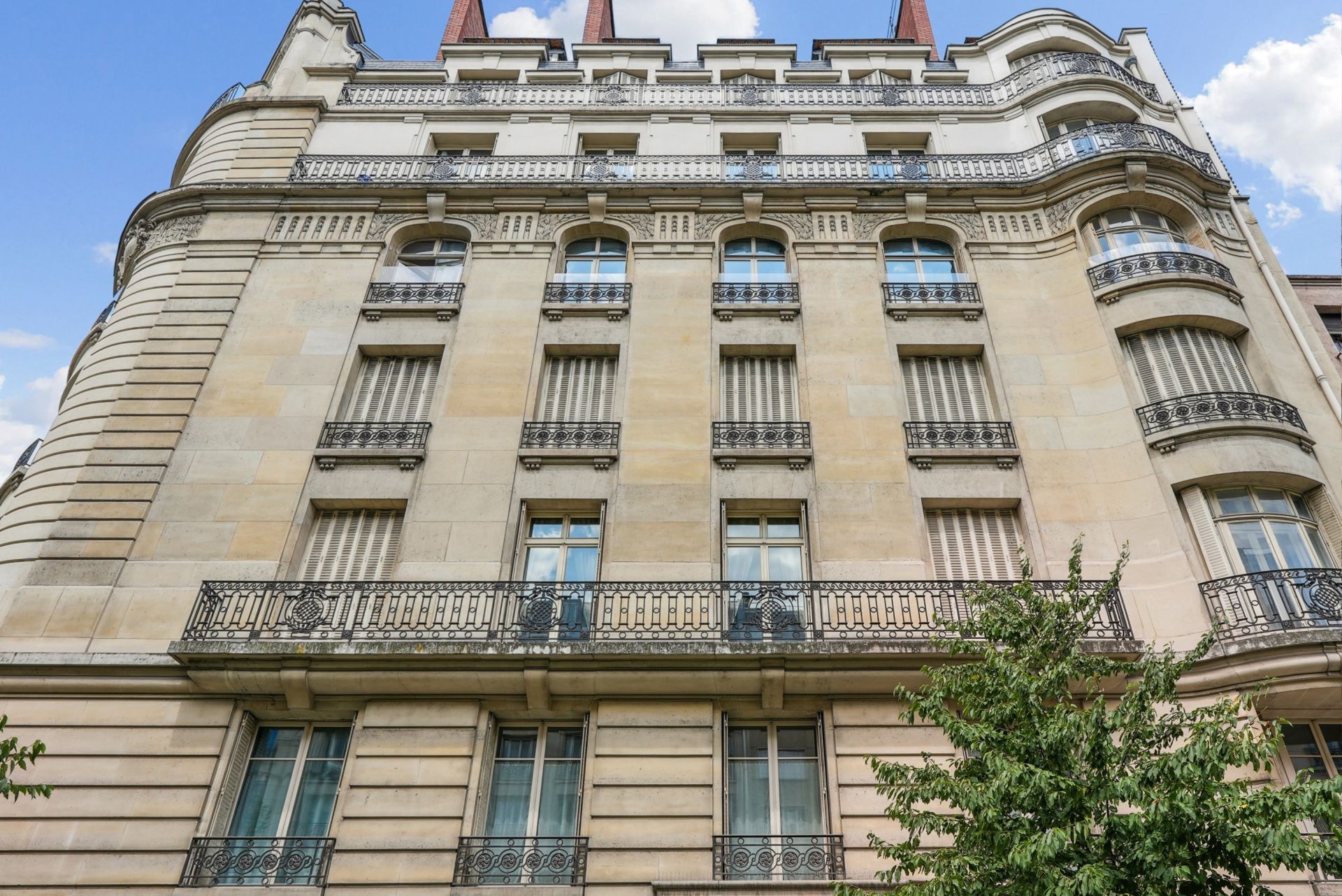 apartment 8 Rooms for sale on PARIS (75017)