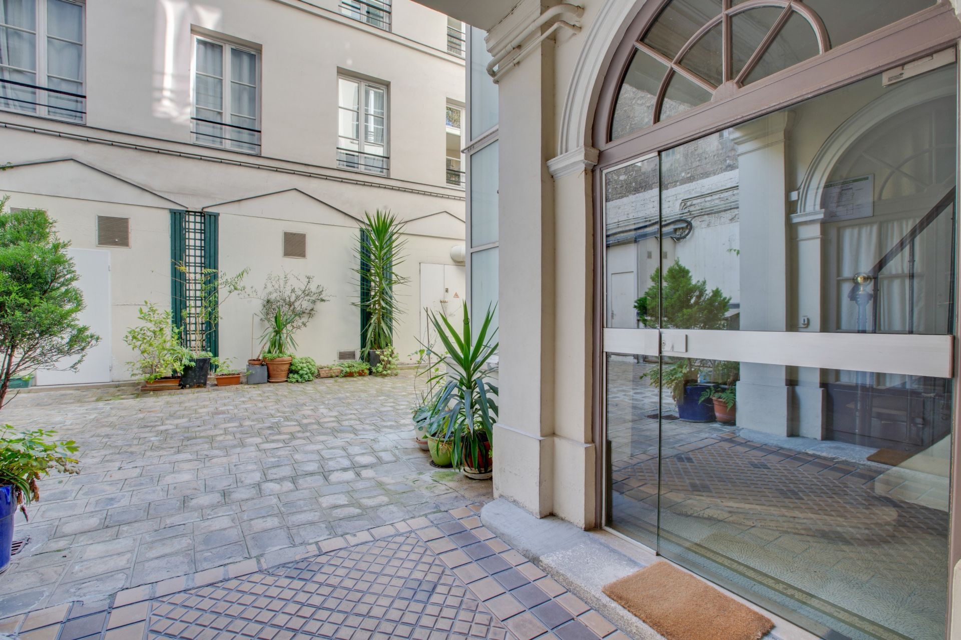 apartment 3 Rooms for sale on PARIS (75008)