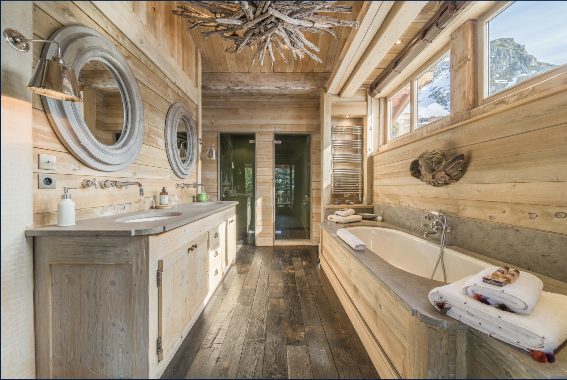 chalet 10 Rooms for sale on VAL D ISERE (73150)