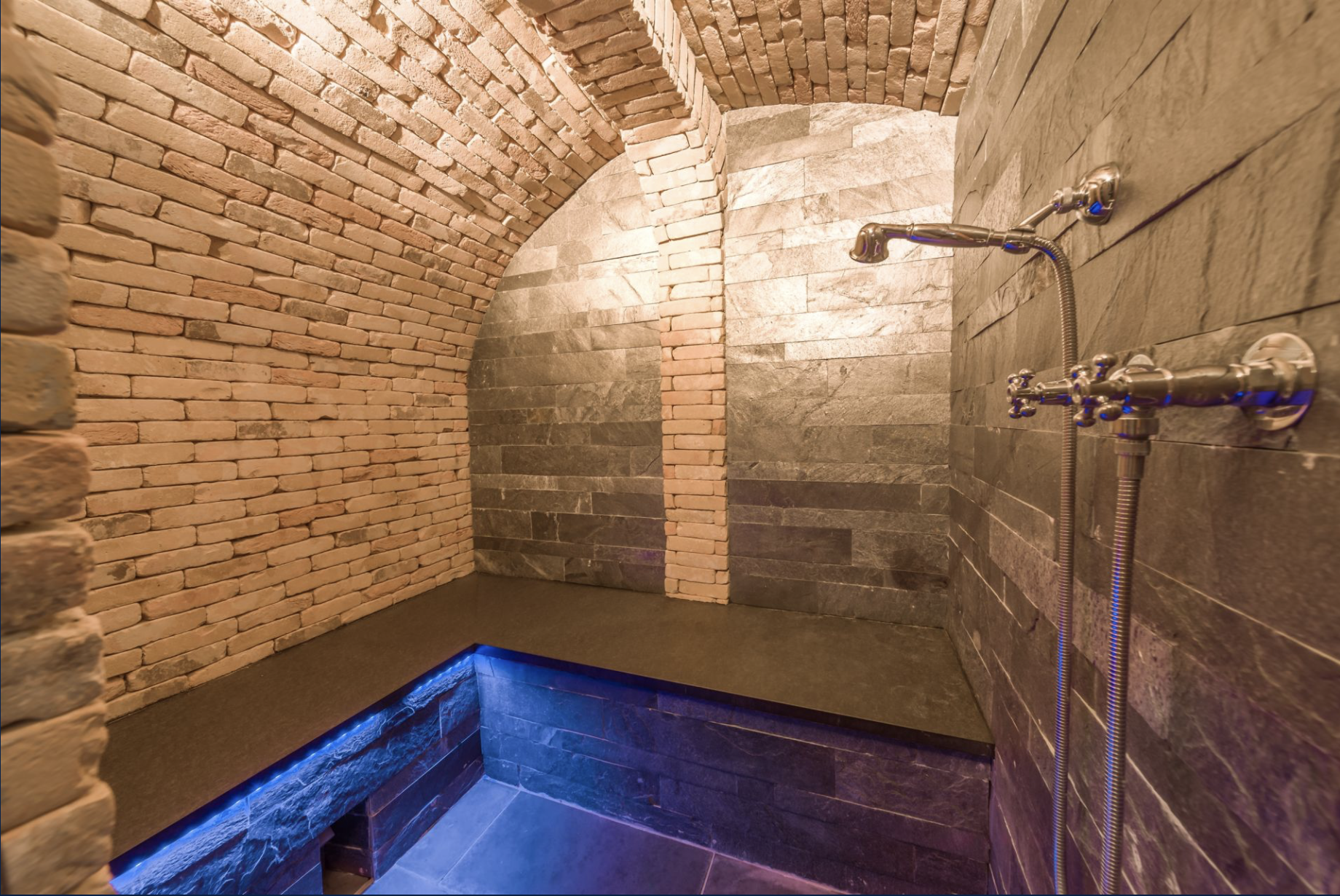 chalet 10 Rooms for sale on VAL D ISERE (73150)