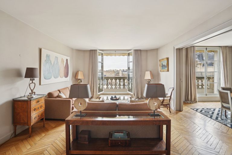 apartment 7 Rooms for sale on PARIS (75016)