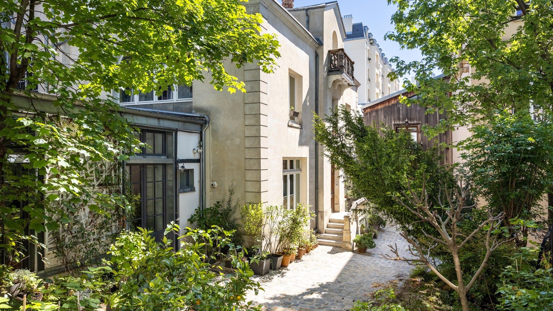 house 7 Rooms for sale on PARIS (75018)