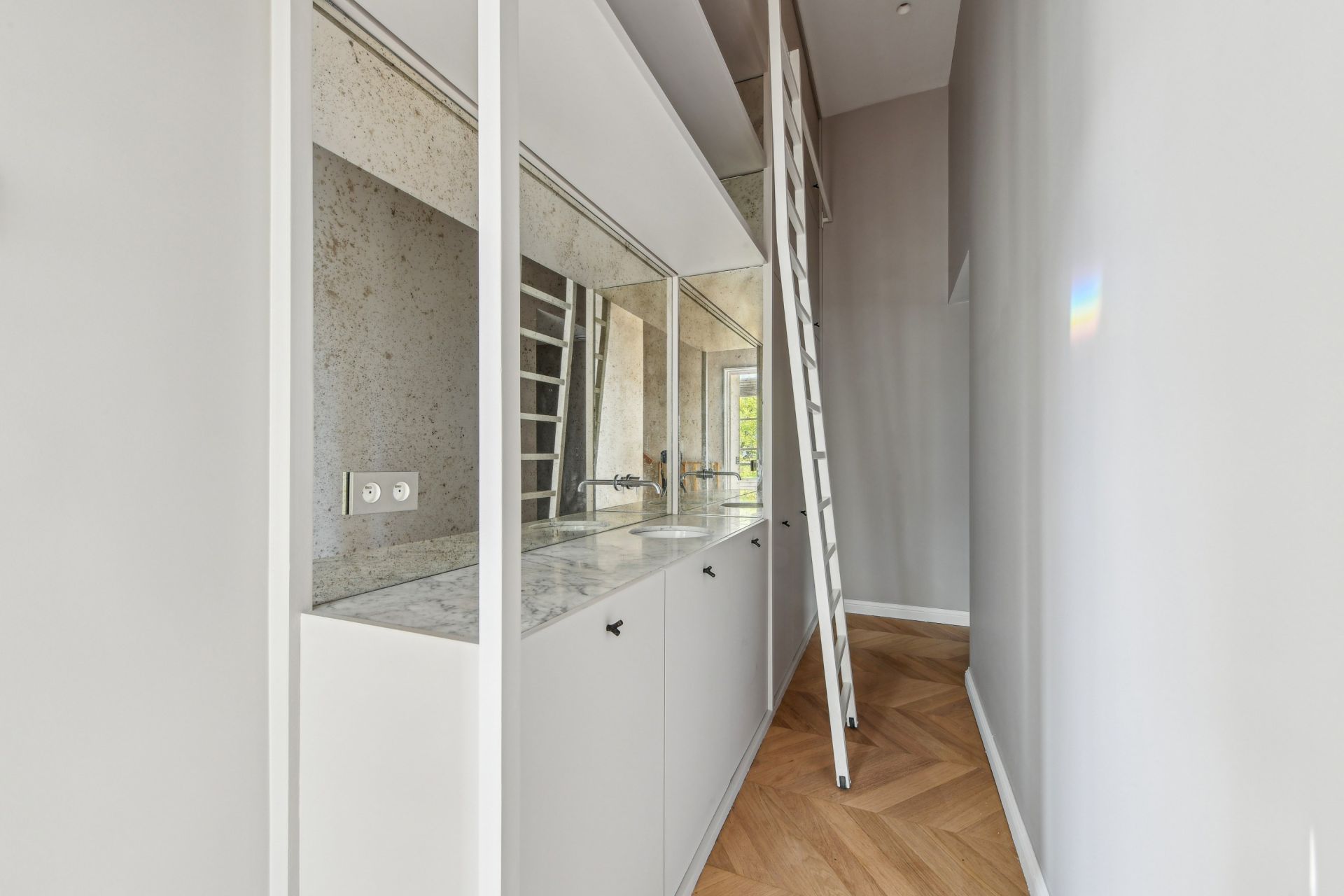 apartment 5 Rooms for sale on PARIS (75008)