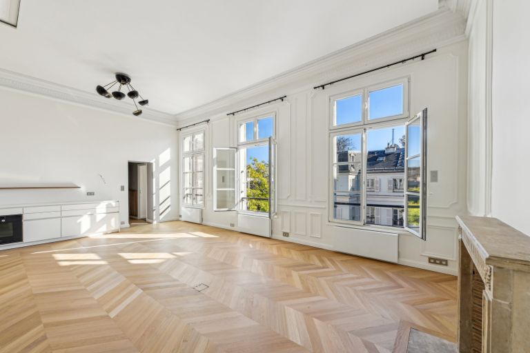 apartment 5 Rooms for sale on PARIS (75008)