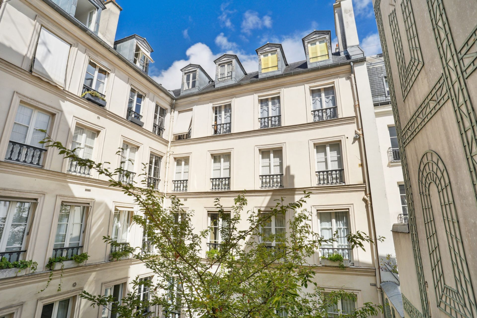 apartment 5 Rooms for sale on PARIS (75007)