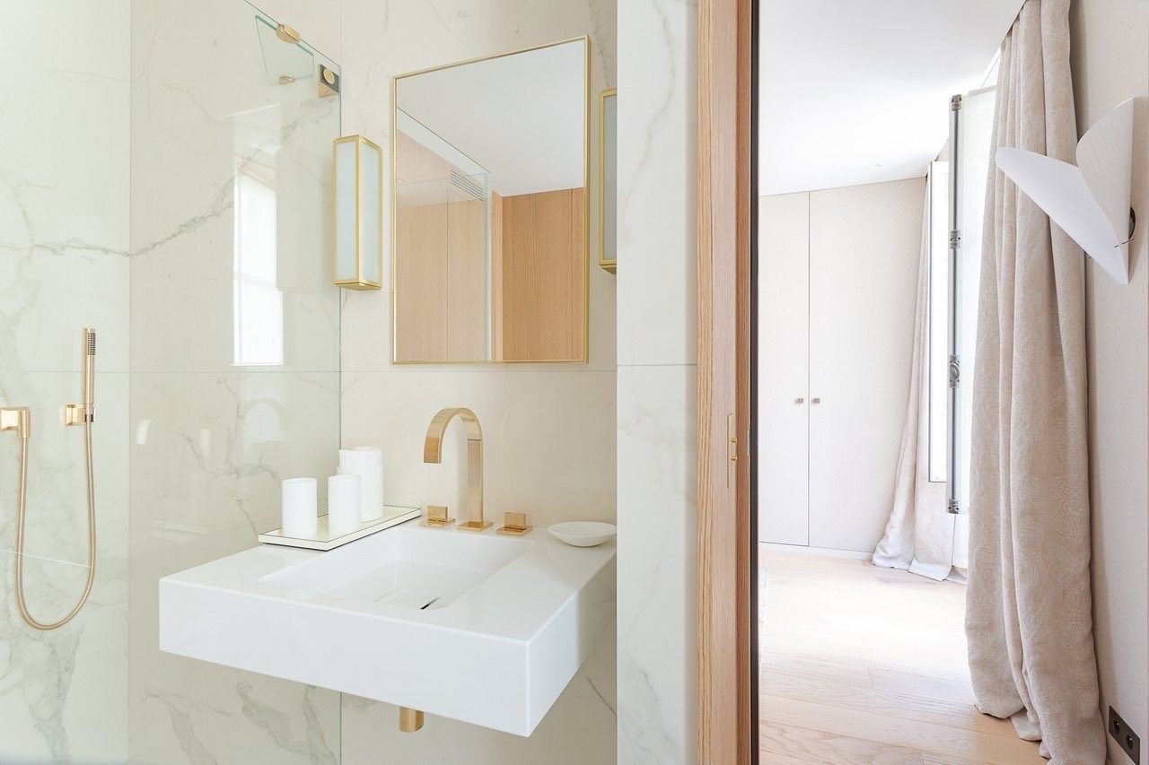 commercial local for sale on PARIS (75007)