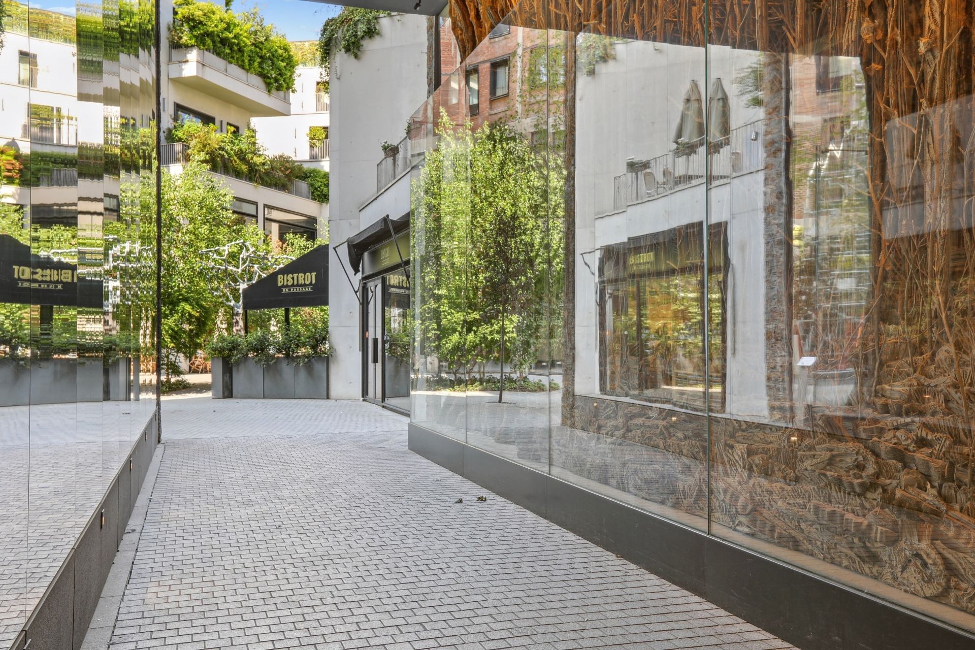 commercial local for sale on PARIS (75007)