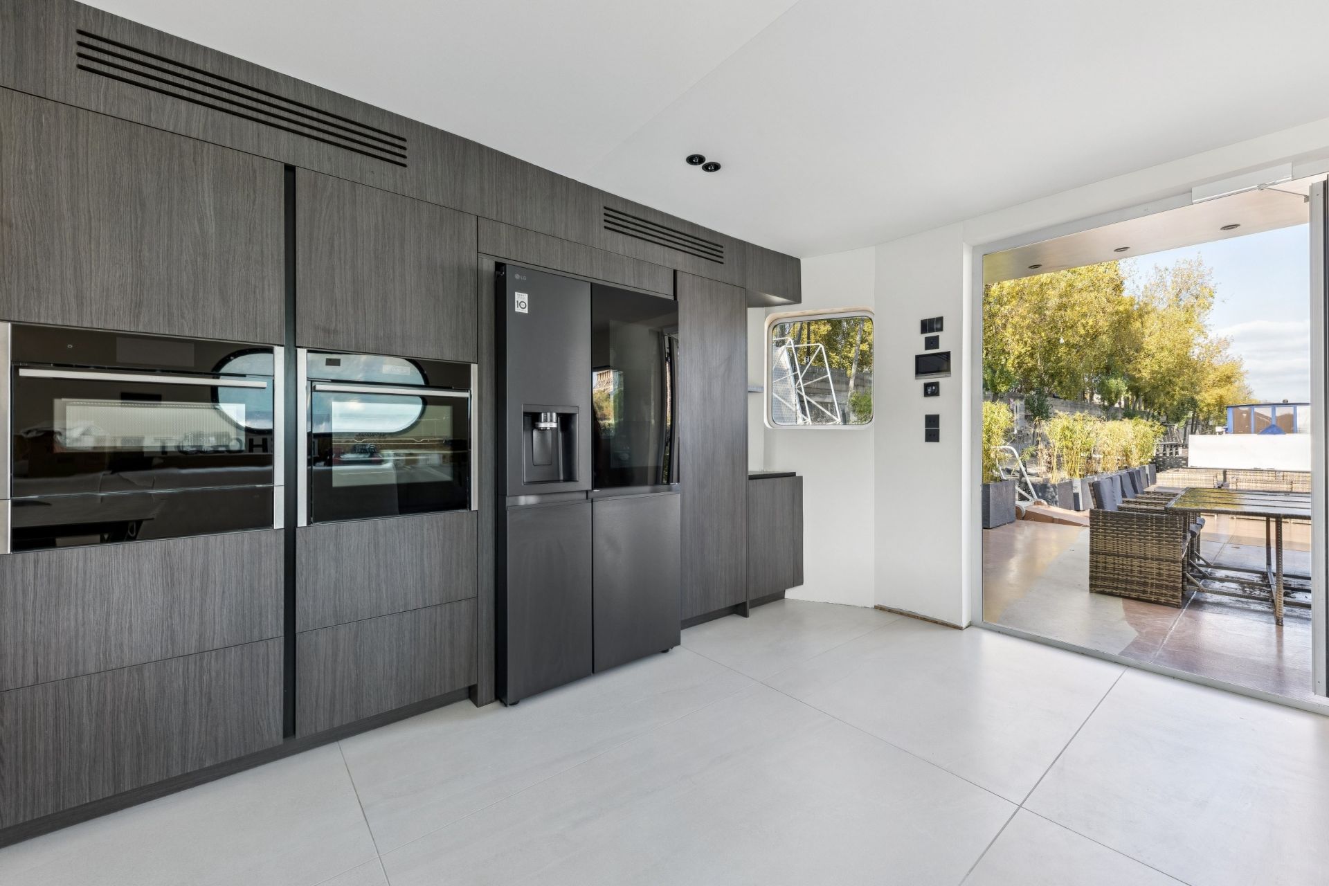 barge 5 Rooms for sale on PARIS (75016)