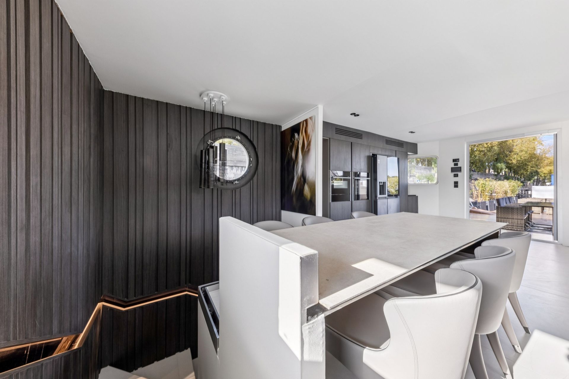 barge 5 Rooms for sale on PARIS (75016)