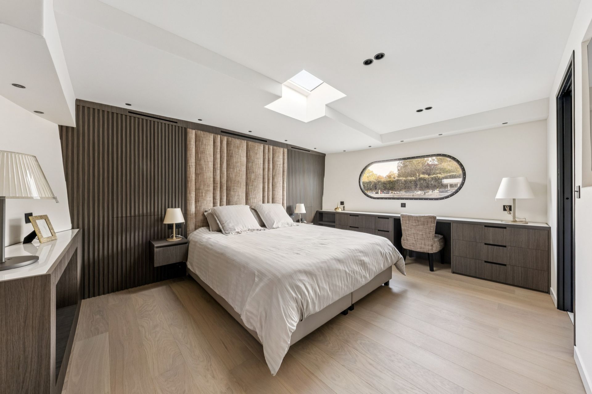 barge 5 Rooms for sale on PARIS (75016)