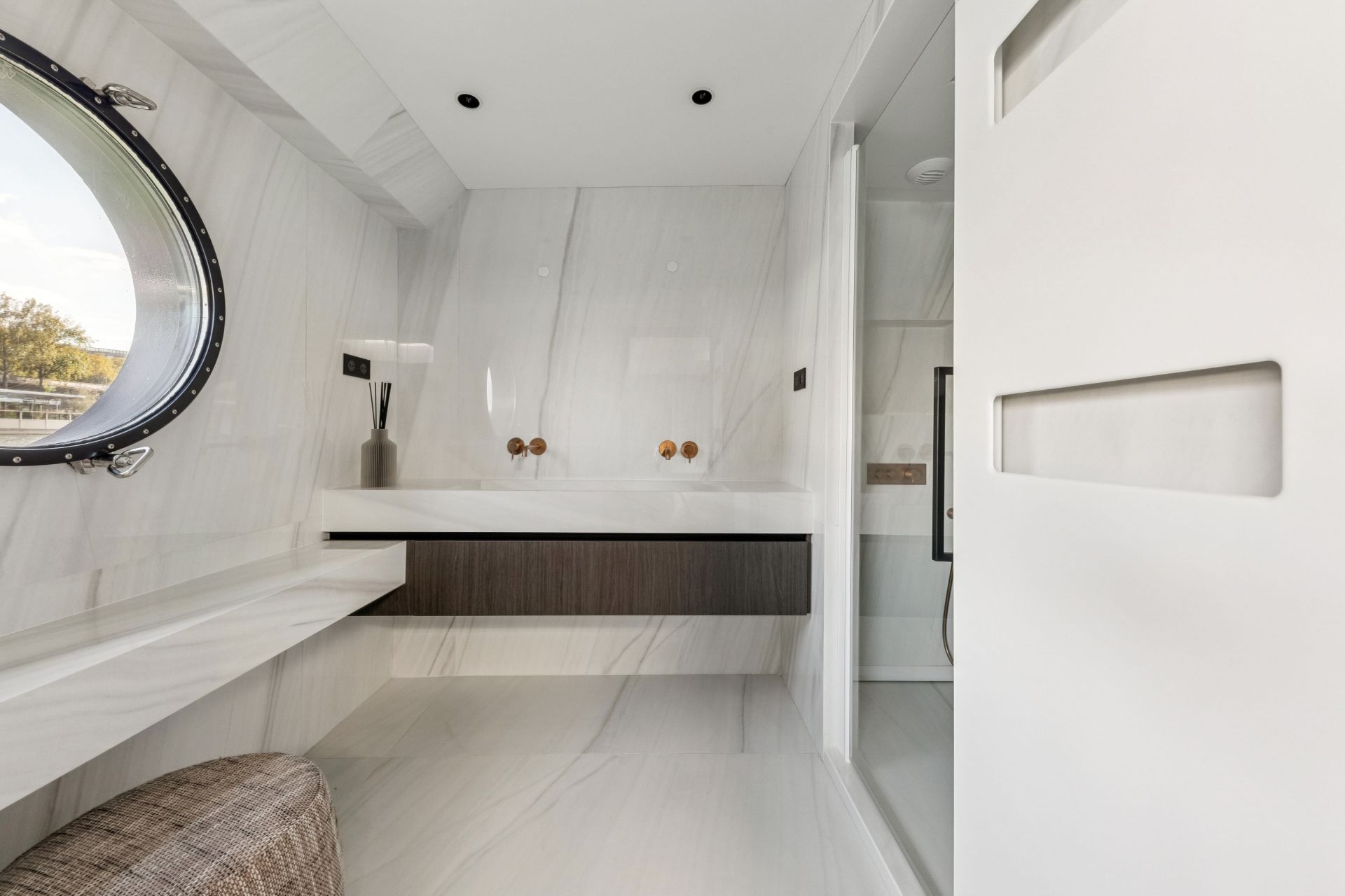 barge 5 Rooms for sale on PARIS (75016)