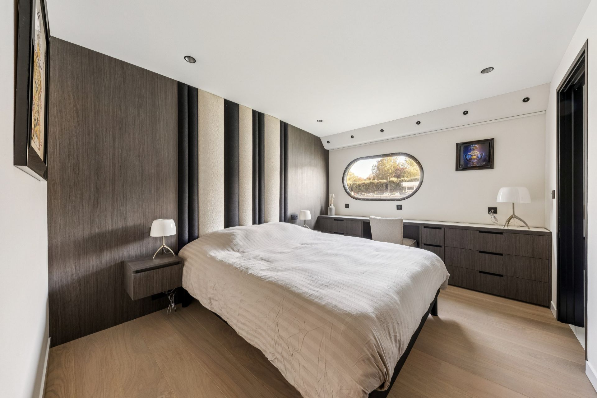 barge 5 Rooms for sale on PARIS (75016)