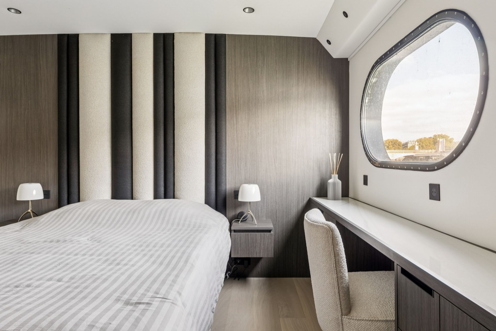 barge 5 Rooms for sale on PARIS (75016)