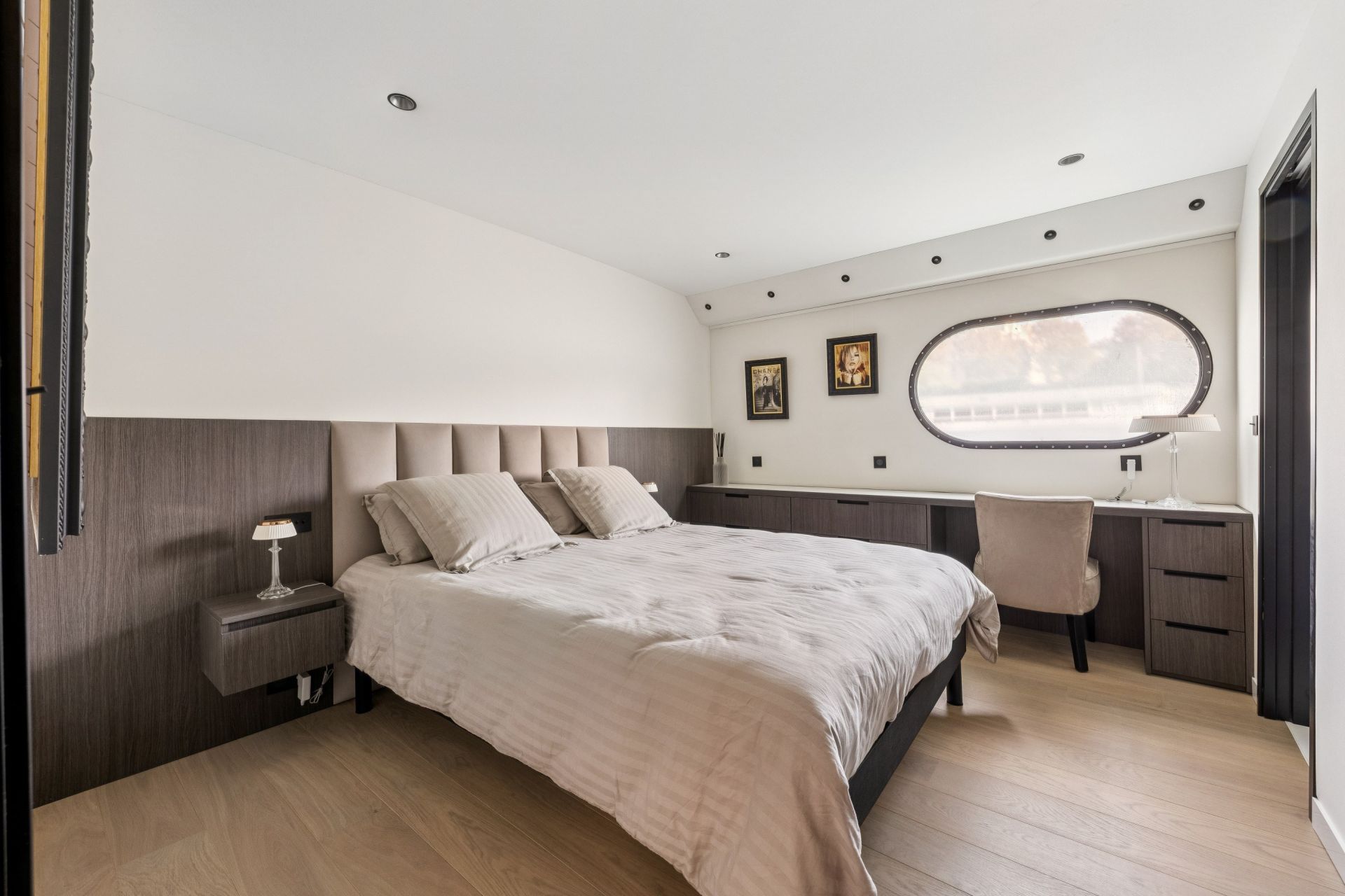 barge 5 Rooms for sale on PARIS (75016)