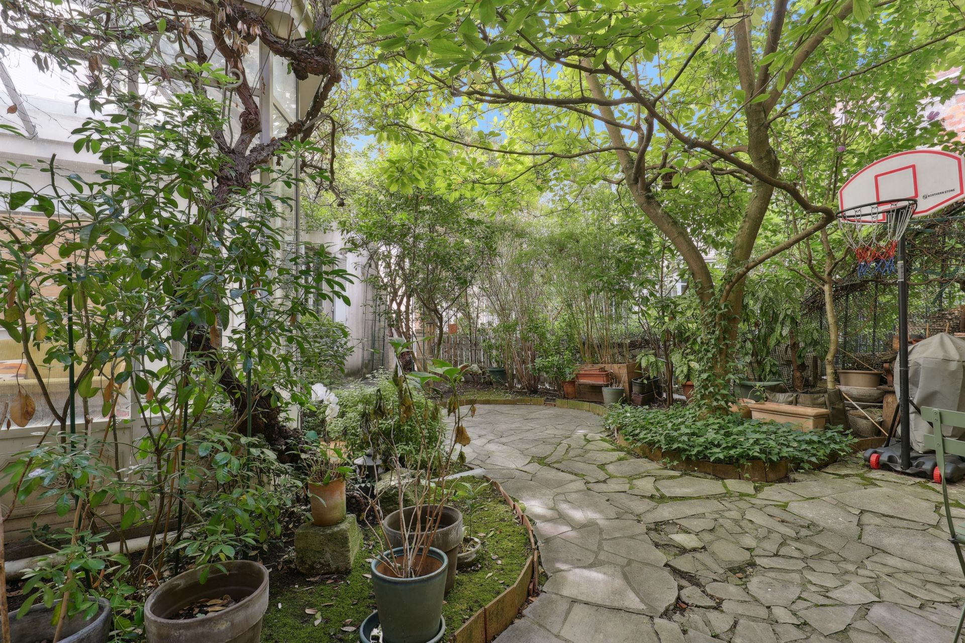 house 6 Rooms for sale on PARIS (75018)