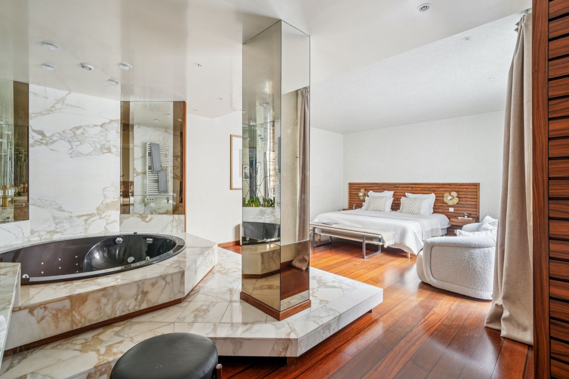 apartment 5 Rooms for sale on PARIS (75007)