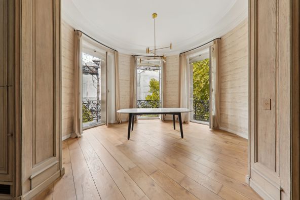 Rental Apartment Paris 7 4 Rooms 165.74 m²