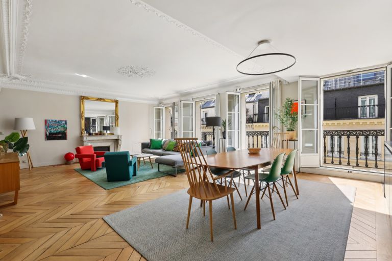 apartment 5 Rooms for sale on PARIS (75008)