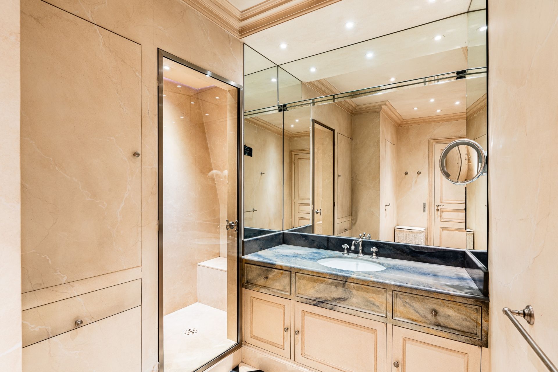 apartment 4 Rooms for sale on PARIS (75008)