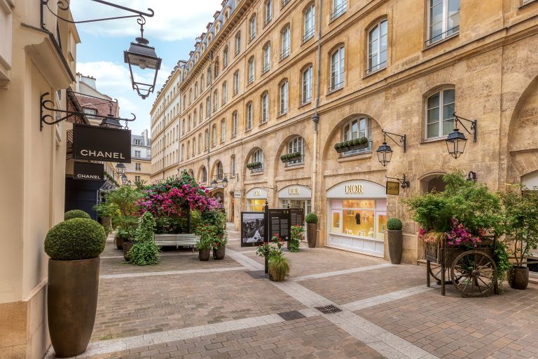 apartment 5 Rooms for sale on PARIS (75008)