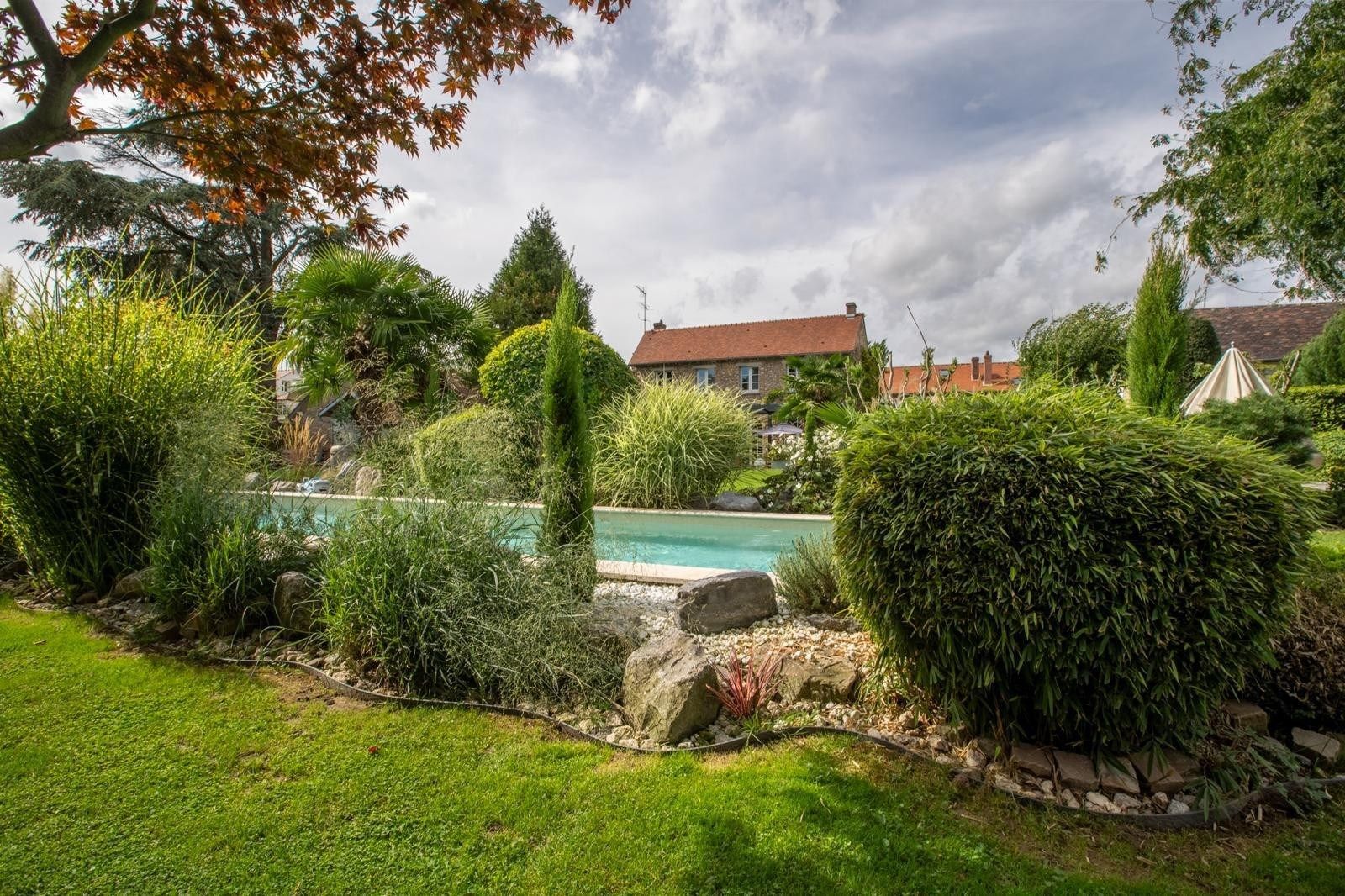 house 10 Rooms for sale on FEUCHEROLLES (78810)