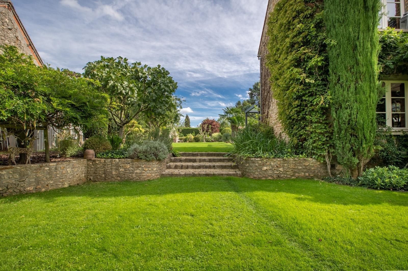 house 10 Rooms for sale on FEUCHEROLLES (78810)