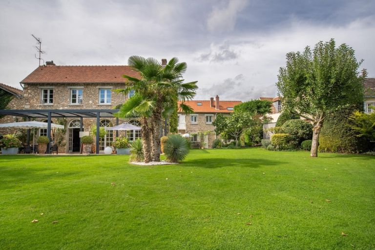 house 10 Rooms for sale on FEUCHEROLLES (78810)