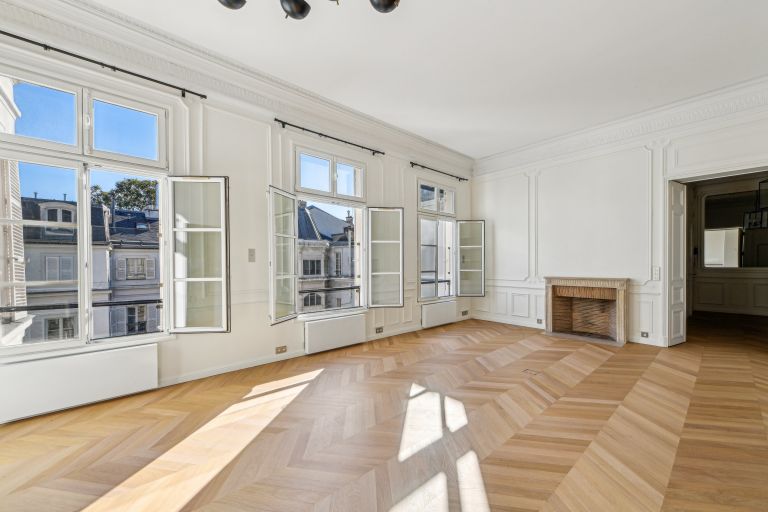 apartment 5 Rooms for rent on PARIS (75008)