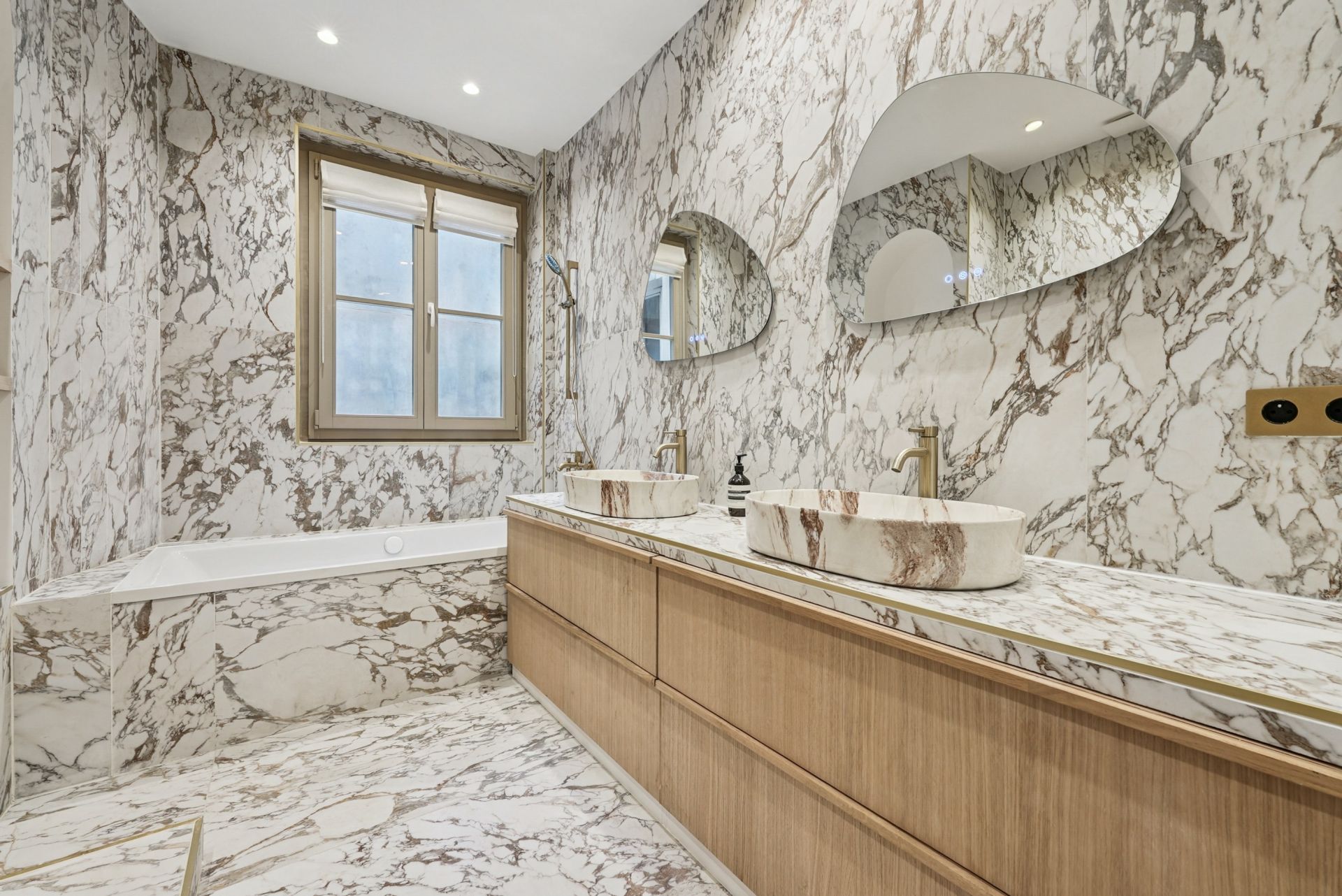 apartment 5 Rooms for sale on PARIS (75007)