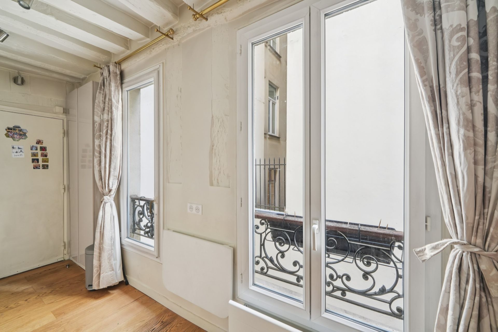 studio for sale on PARIS (75007)