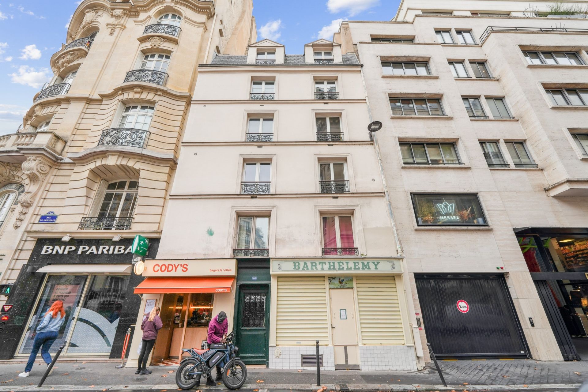 studio for sale on PARIS (75007)