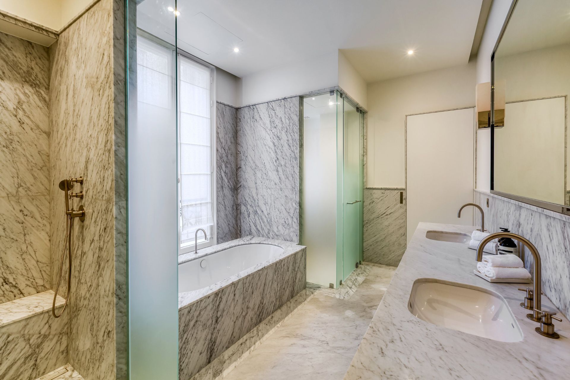 apartment 5 Rooms for sale on PARIS (75008)