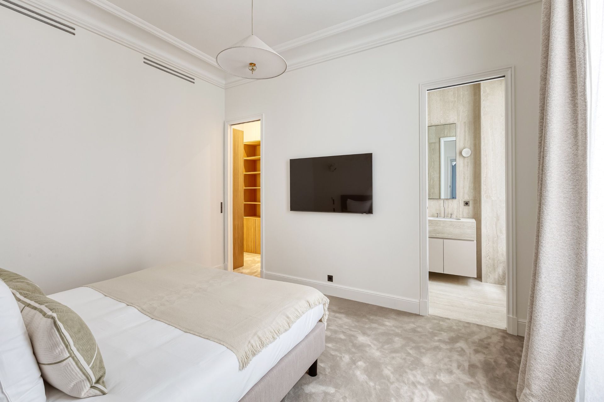 apartment 5 Rooms for sale on PARIS (75008)