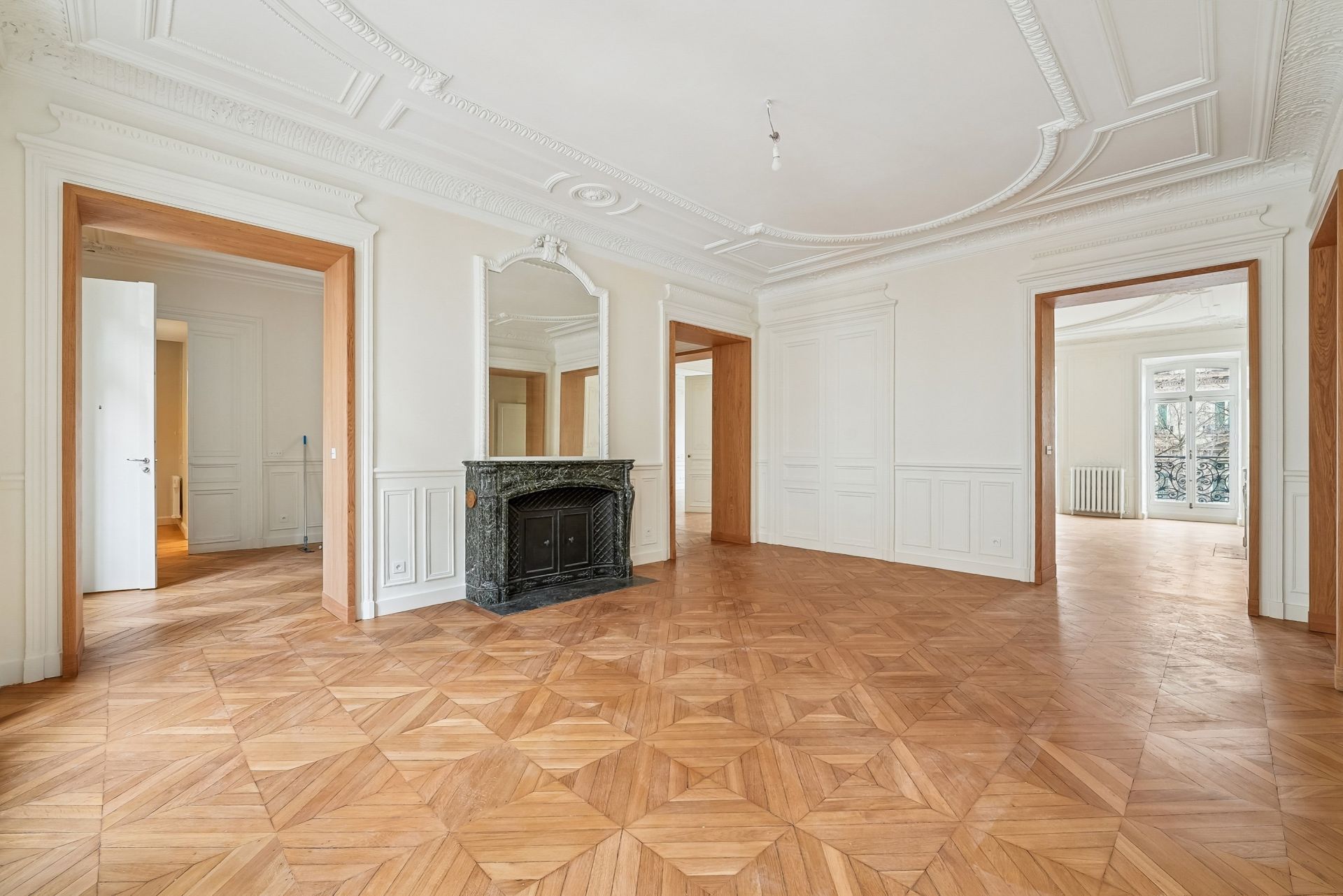 apartment 6 Rooms for sale on PARIS (75008)