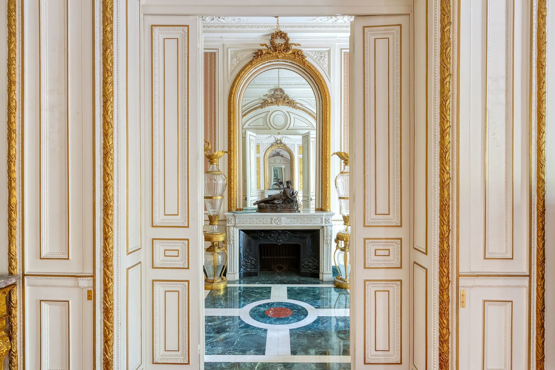 apartment 8 Rooms for sale on PARIS (75008)
