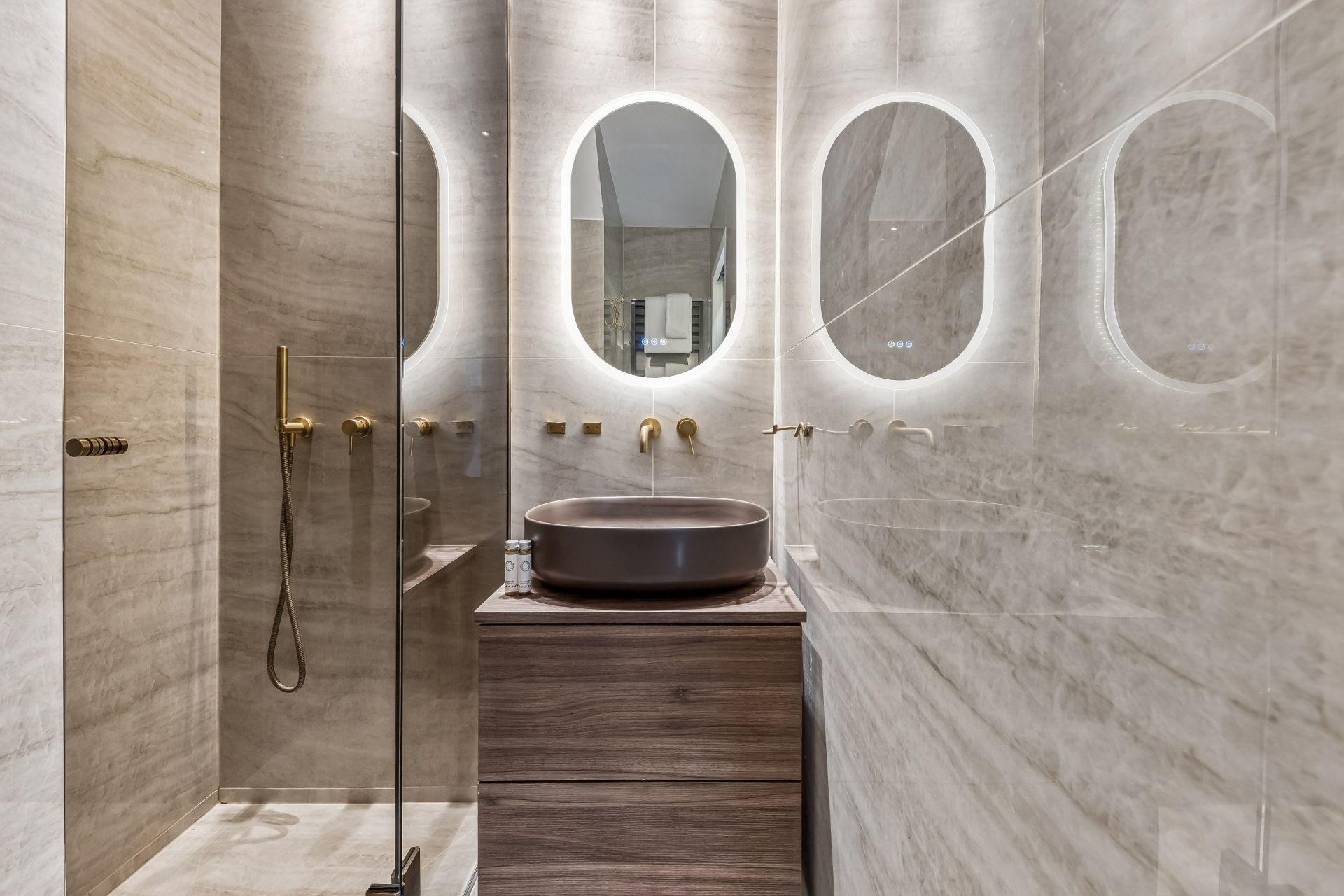 apartment 5 Rooms for sale on PARIS (75018)