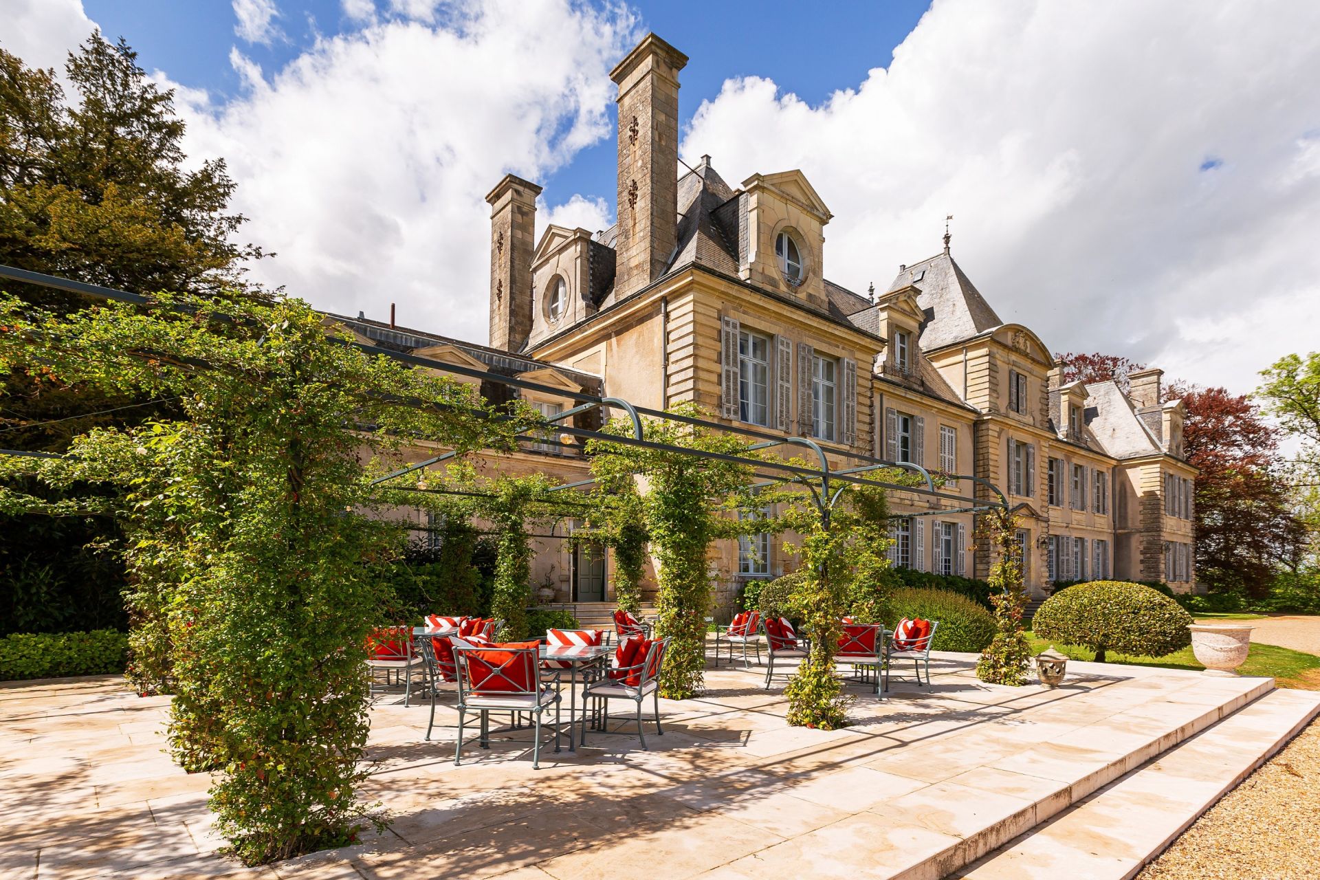 castle 80 Rooms for sale on CURZAY SUR VONNE (86600)