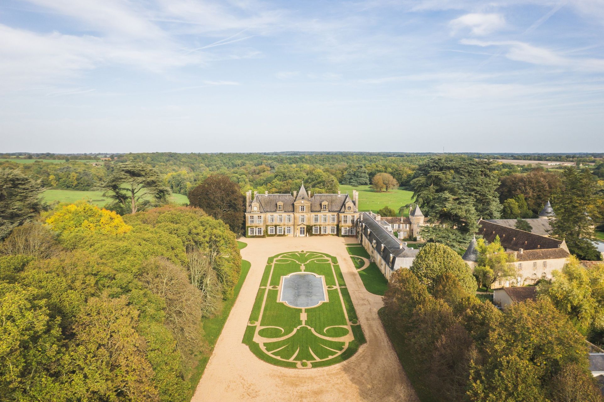castle 80 Rooms for sale on CURZAY SUR VONNE (86600)