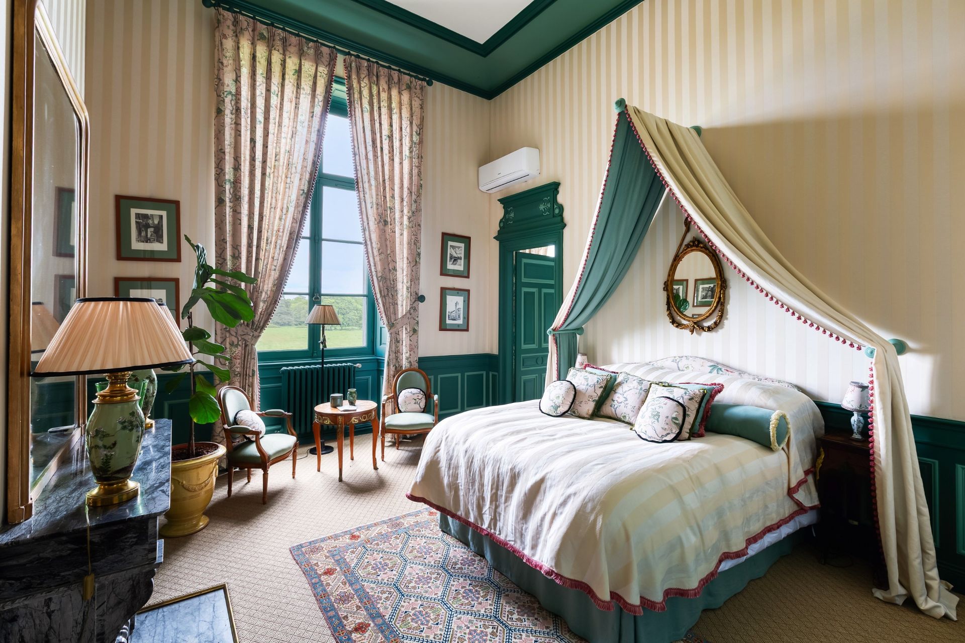castle 80 Rooms for sale on CURZAY SUR VONNE (86600)